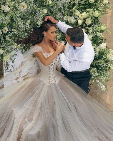 Vestido de novia moderno largo de corte A, sin mangas, con corsé de tul y hombros descubiertos