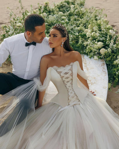 Vestido de novia moderno largo de corte A, sin mangas, con corsé de tul y hombros descubiertos