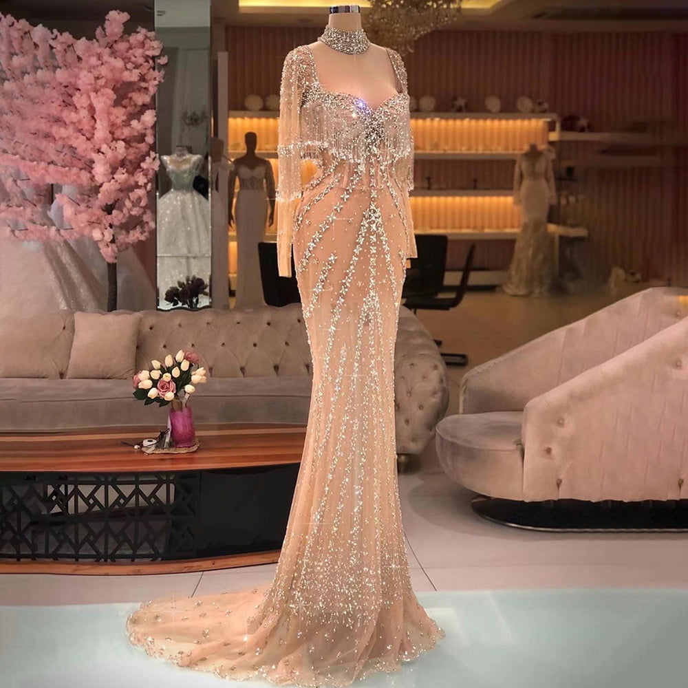 Robe de bal sirène moderne longue à manches longues et traîne, ornée de perles.