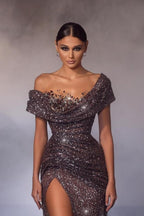 Robe de bal sirène longue et moderne, épaules dénudées, paillettes et perles, avec fente