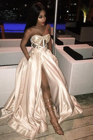 Robe de bal longue moderne fendue, ornée d'appliques et décolleté en cœur