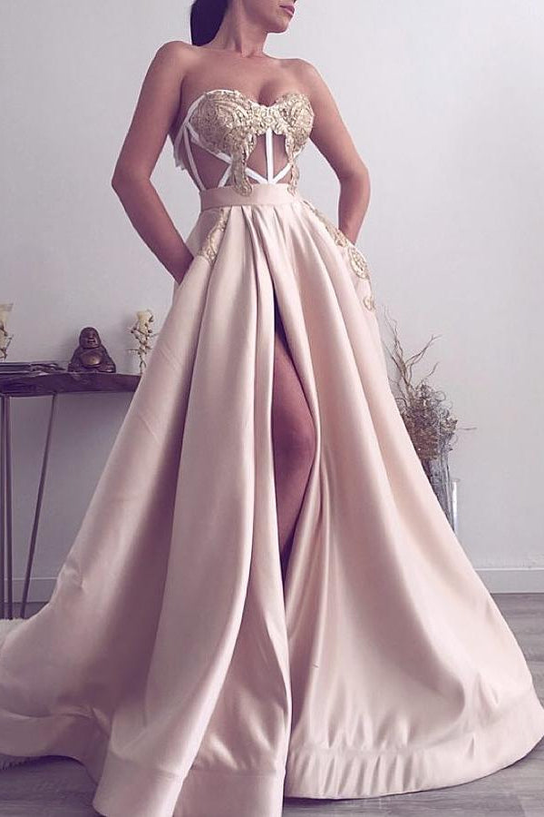 Robe de bal longue moderne fendue, ornée d'appliques et décolleté en cœur
