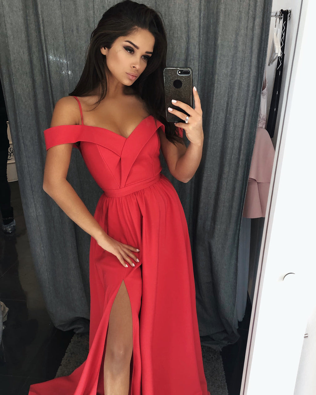 Robe de bal longue rouge moderne, coupe trapèze, épaules dénudées et fente.