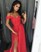 Robe de bal longue rouge moderne, coupe trapèze, épaules dénudées et fente.