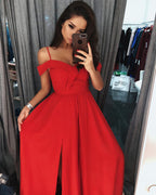 Robe de bal longue rouge moderne, coupe trapèze, épaules dénudées et fente.