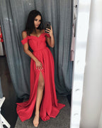 Robe de bal longue rouge moderne, coupe trapèze, épaules dénudées et fente.