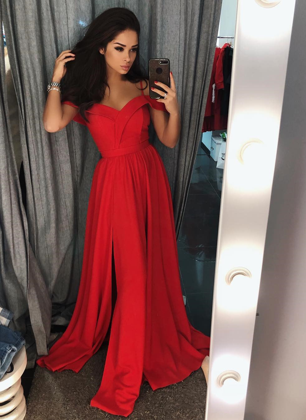 Robe de bal longue rouge moderne, coupe trapèze, épaules dénudées et fente.