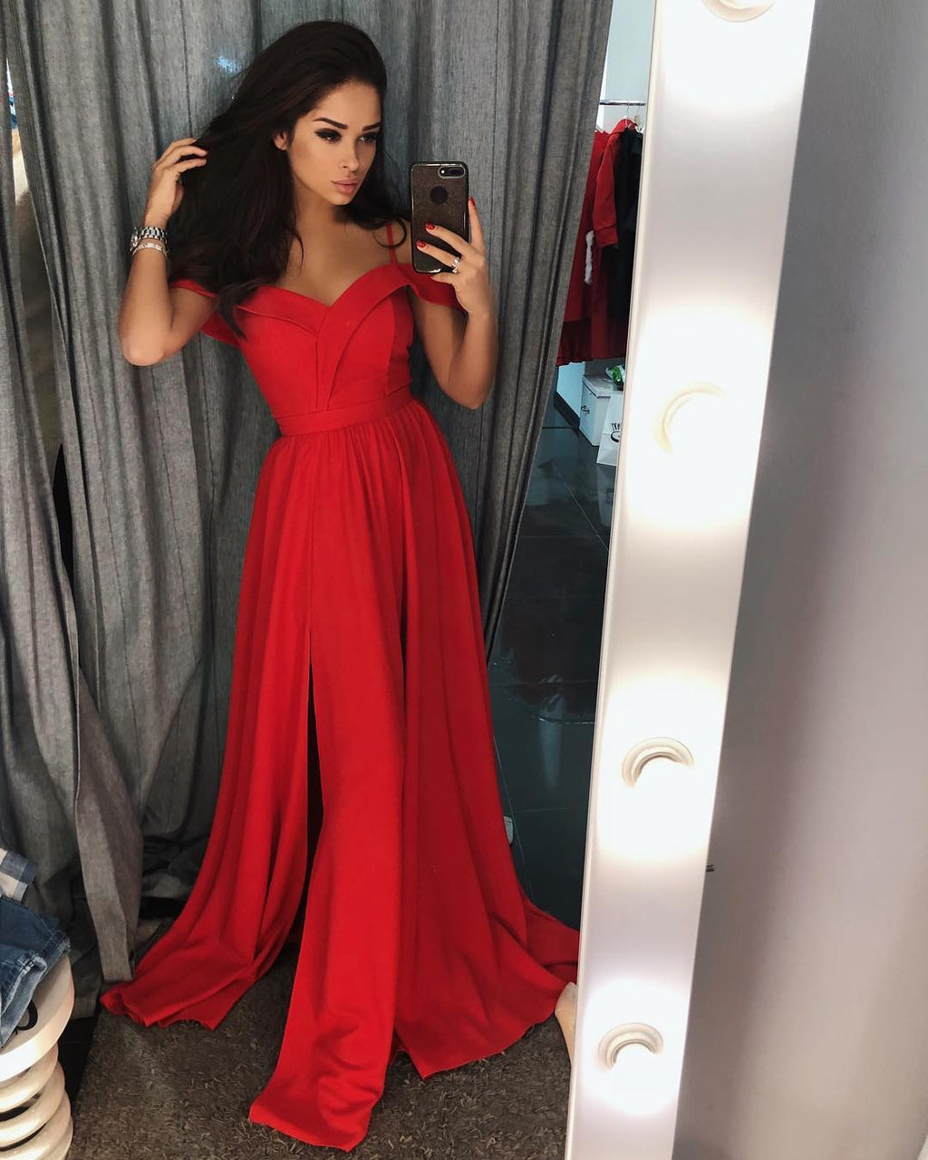 Robe de bal longue rouge moderne, coupe trapèze, épaules dénudées et fente.