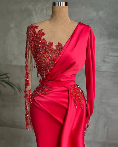 Robe de soirée sirène rouge moderne, ornée de dentelle et de volants, manches longues.