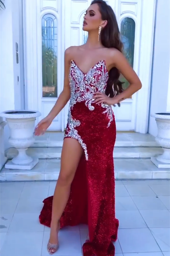 Vestido de fiesta sirena moderno rojo sin mangas con abertura frontal y cristales