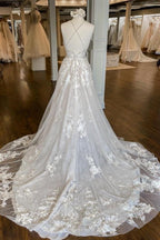 Robes de mariée modernes à fines bretelles et coupe trapèze avec dentelle