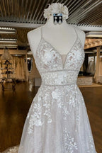 Robes de mariée modernes à fines bretelles et coupe trapèze avec dentelle
