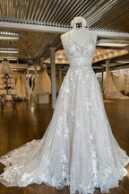 Robes de mariée modernes à fines bretelles et coupe trapèze avec dentelle