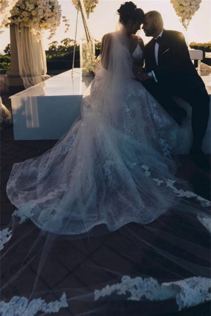 Robes de mariée modernes sans manches à col en V et coupe trapèze avec dentelle