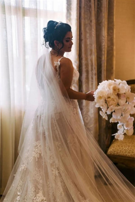 Robes de mariée modernes sans manches à col en V et coupe trapèze avec dentelle