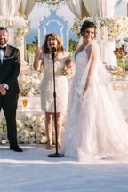 Robes de mariée modernes sans manches à col en V et coupe trapèze avec dentelle