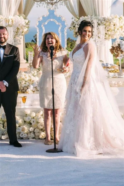 Robes de mariée modernes sans manches à col en V et coupe trapèze avec dentelle