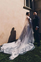 Robes de mariée modernes sans manches à col en V et coupe trapèze avec dentelle