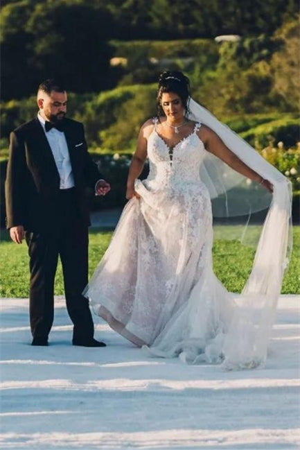 Robes de mariée modernes sans manches à col en V et coupe trapèze avec dentelle