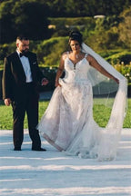 Robes de mariée modernes sans manches à col en V et coupe trapèze avec dentelle