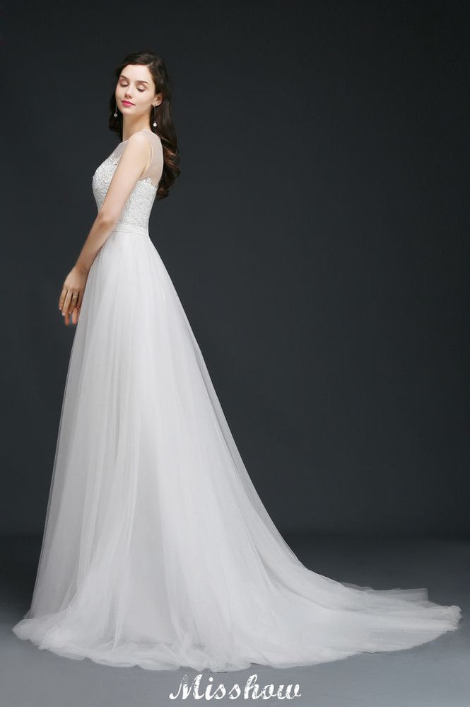 Robe de mariée modeste en dentelle illusion, coupe trapèze.