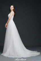 Robe de mariée modeste en dentelle illusion, coupe trapèze.