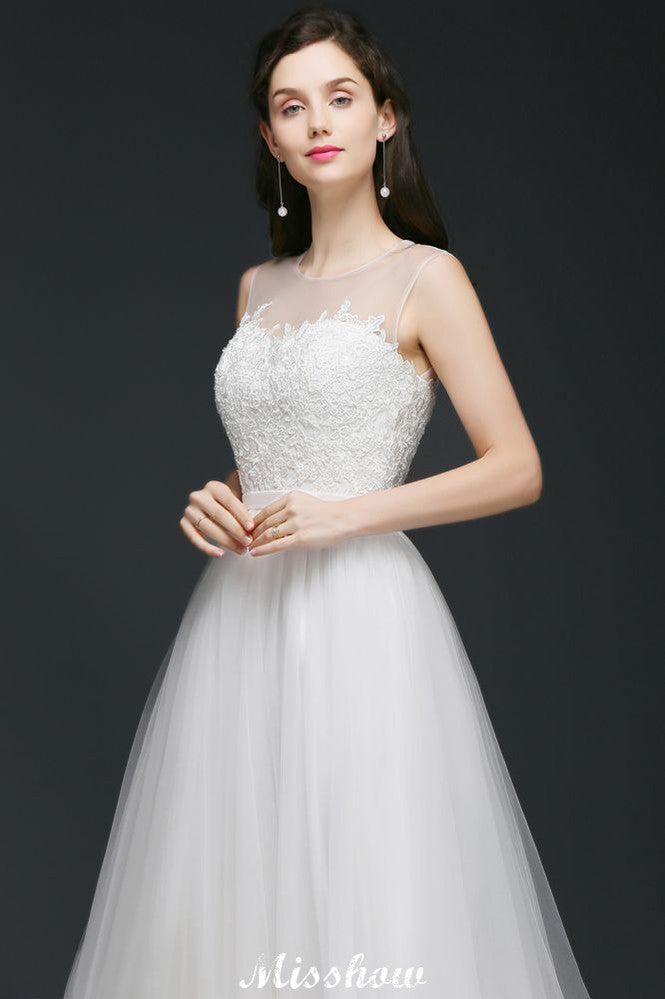 Robe de mariée modeste en dentelle illusion, coupe trapèze.