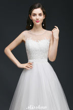 Robe de mariée modeste en dentelle illusion, coupe trapèze.
