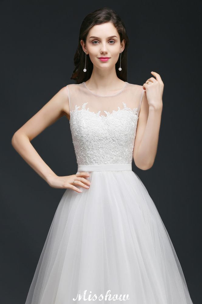 Robe de mariée modeste en dentelle illusion, coupe trapèze.