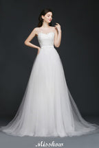 Robe de mariée modeste en dentelle illusion, coupe trapèze.