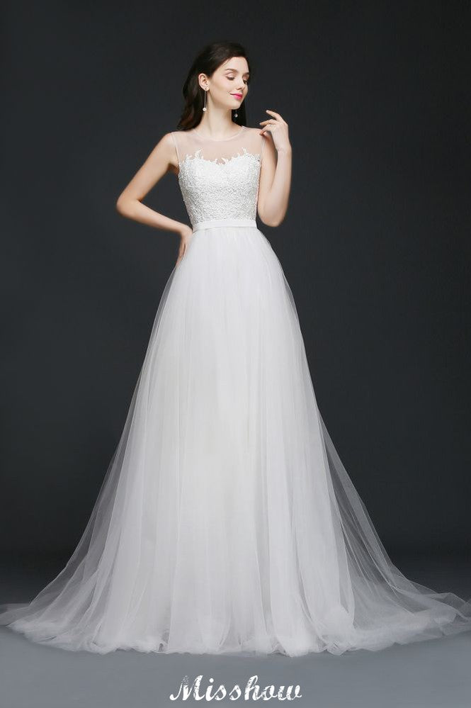 Robe de mariée modeste en dentelle illusion, coupe trapèze.
