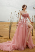 Robe de bal longue en tulle et dentelle, coupe trapèze, sans bretelles et fendue.