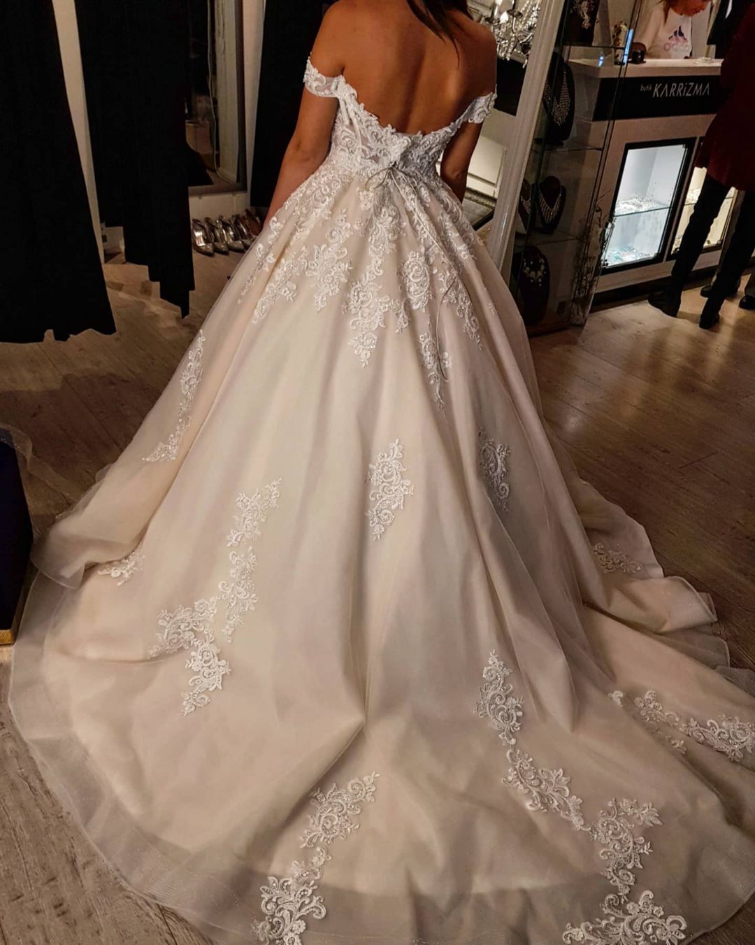 Robe de mariée princesse en tulle, coupe trapèze, épaules dénudées, style modeste, ornée de dentelle.