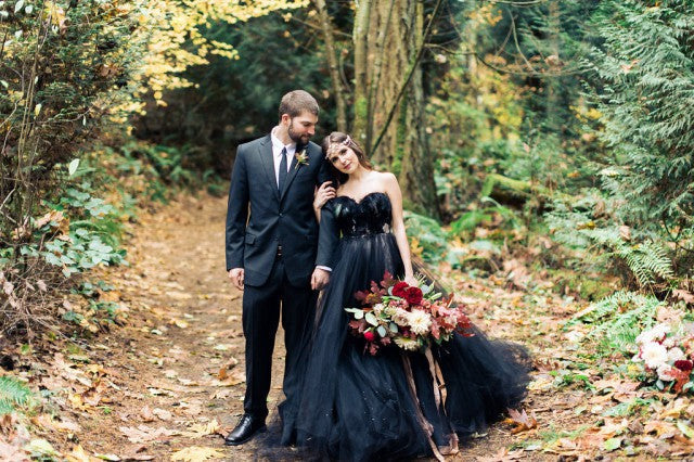 Vestido de novia negro de tul, corte princesa, largo y modesto, sin tirantes, con apliques de encaje y corte princesa en línea A.
