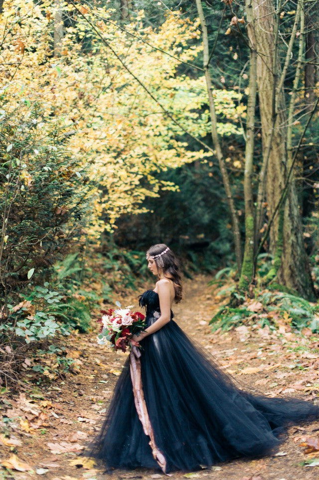Vestido de novia negro de tul, corte princesa, largo y modesto, sin tirantes, con apliques de encaje y corte princesa en línea A.