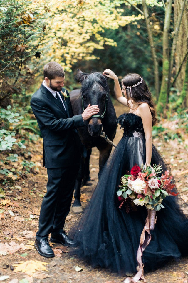 Vestido de novia negro de tul, corte princesa, largo y modesto, sin tirantes, con apliques de encaje y corte princesa en línea A.