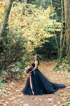 Vestido de novia negro de tul, corte princesa, largo y modesto, sin tirantes, con apliques de encaje y corte princesa en línea A.