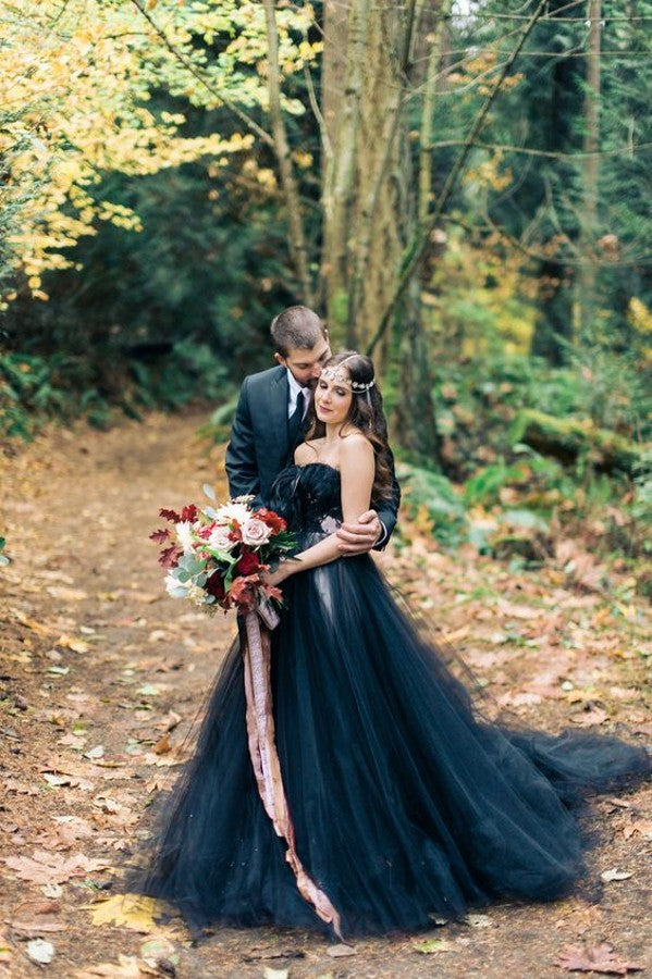 Vestido de novia negro de tul, corte princesa, largo y modesto, sin tirantes, con apliques de encaje y corte princesa en línea A.