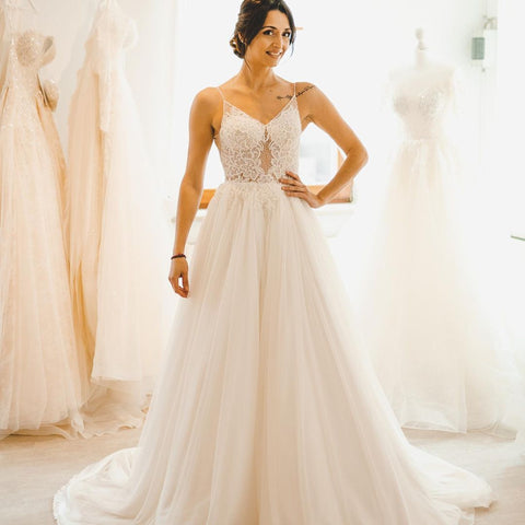 Vestido de novia modesto, largo, de corte en A, con tirantes finos, tul y espalda descubierta