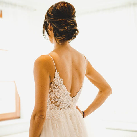 Vestido de novia modesto, largo, de corte en A, con tirantes finos, tul y espalda descubierta