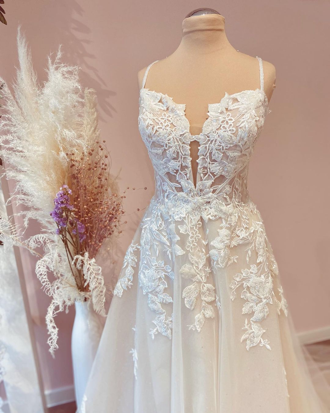 Vestido de novia de tul, corte modesto, largo, de línea A, con tirantes finos y apliques de encaje.