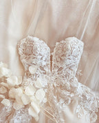 Vestido de novia de tul, corte modesto, largo, de línea A, con tirantes finos y apliques de encaje.