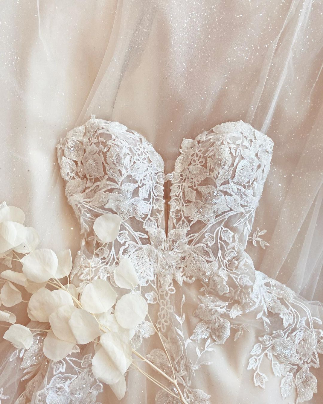 Vestido de novia de tul, corte modesto, largo, de línea A, con tirantes finos y apliques de encaje.