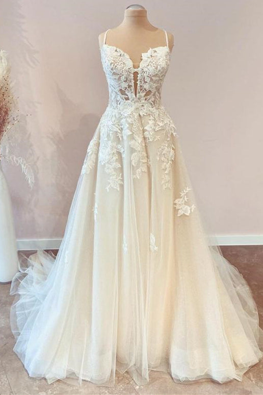 Vestido de novia de tul, corte modesto, largo, de línea A, con tirantes finos y apliques de encaje.