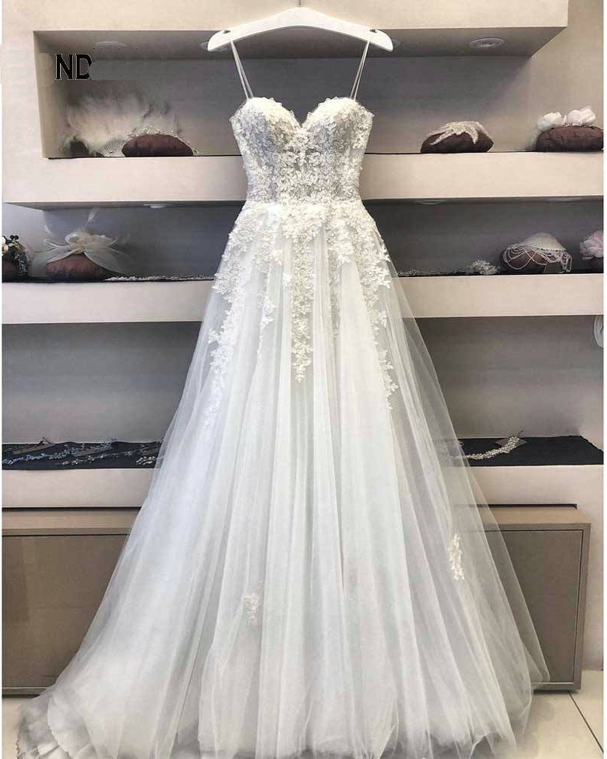 Vestido de novia modesto de corte largo en A, escote corazón, encaje y tul