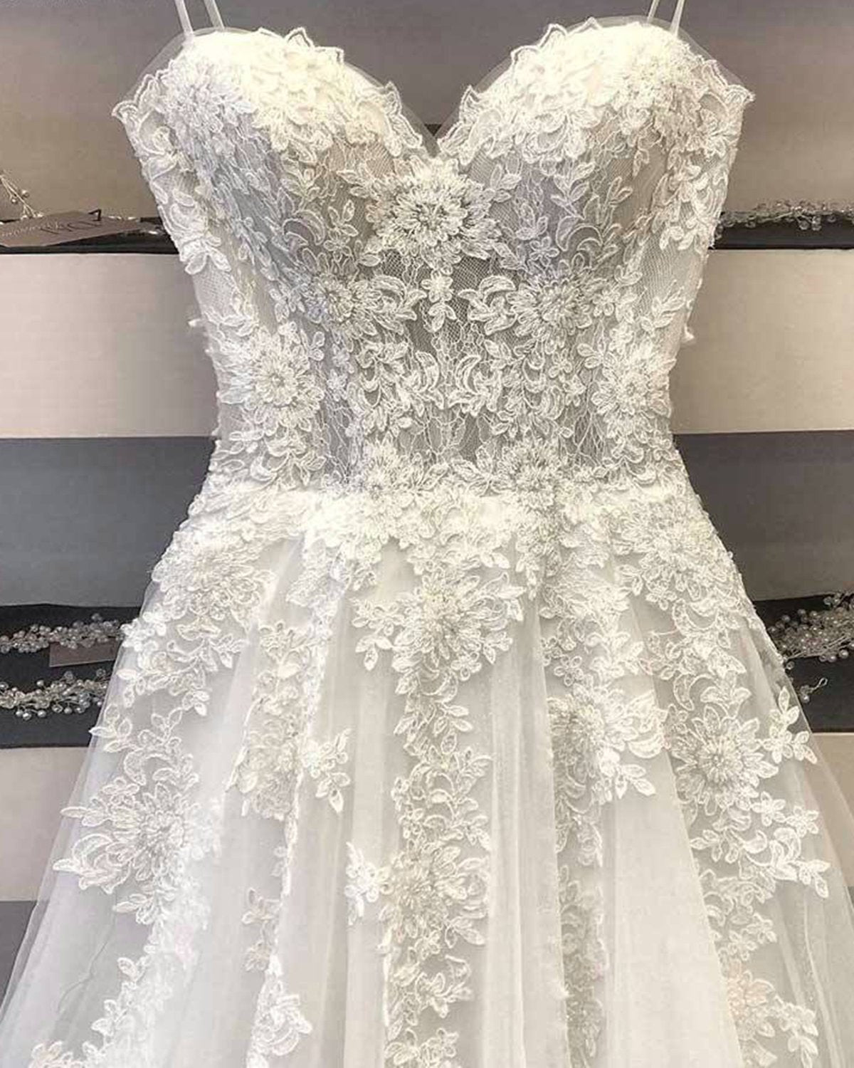 Vestido de novia modesto de corte largo en A, escote corazón, encaje y tul