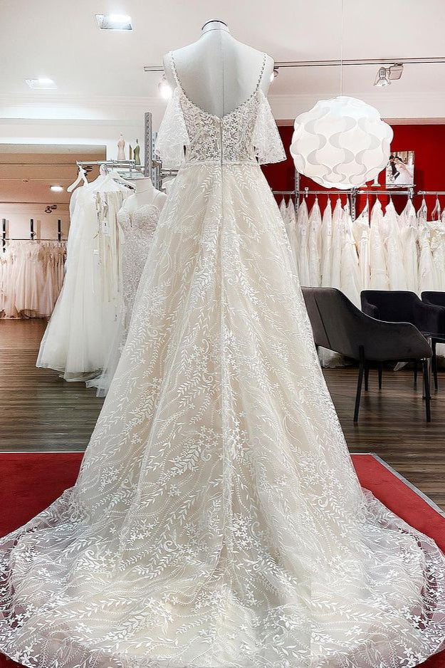 Vestido de novia modesto, largo, de corte A, escote corazón, tul, apliques de encaje y mangas.