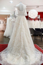 Vestido de novia modesto, largo, de corte A, escote corazón, tul, apliques de encaje y mangas.