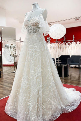 Vestido de novia modesto, largo, de corte A, escote corazón, tul, apliques de encaje y mangas.