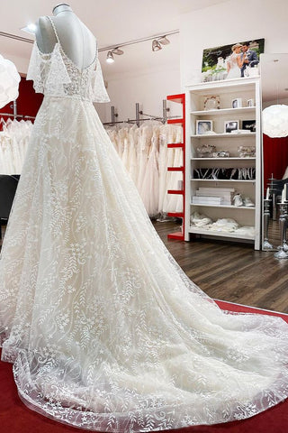 Vestido de novia modesto, largo, de corte A, escote corazón, tul, apliques de encaje y mangas.